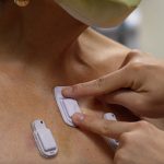Ống nghe dán trên người hỗ trợ theo dõi các bệnh về đường hô hấp
